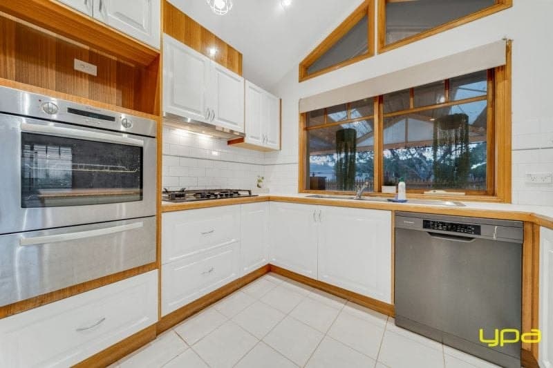 18 Breamlea Way, Cranbourne West, Cranbourne West - Thumbnail 6