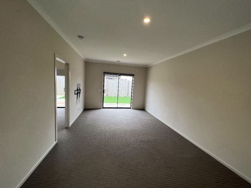 44 Moroak Crescent, CLYDE NORTH, Clyde North - Thumbnail 2