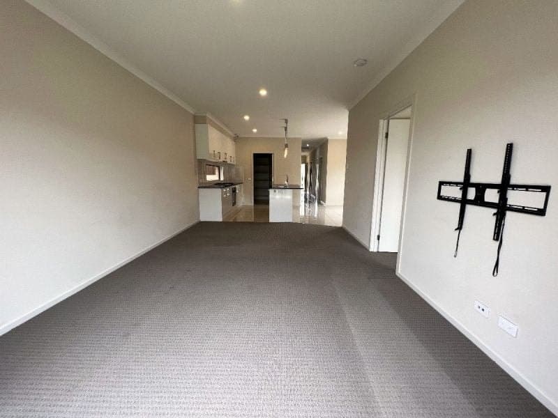 44 Moroak Crescent, CLYDE NORTH, Clyde North - Thumbnail 3