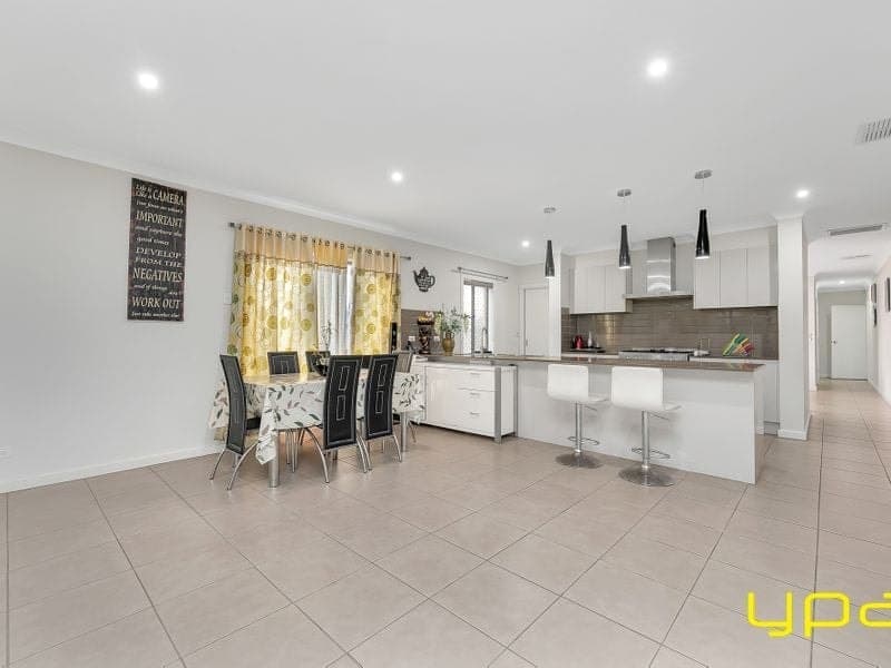 12 Ferrari Drive CRANBOURNE EAST VIC, Cranbourne East - Thumbnail 5