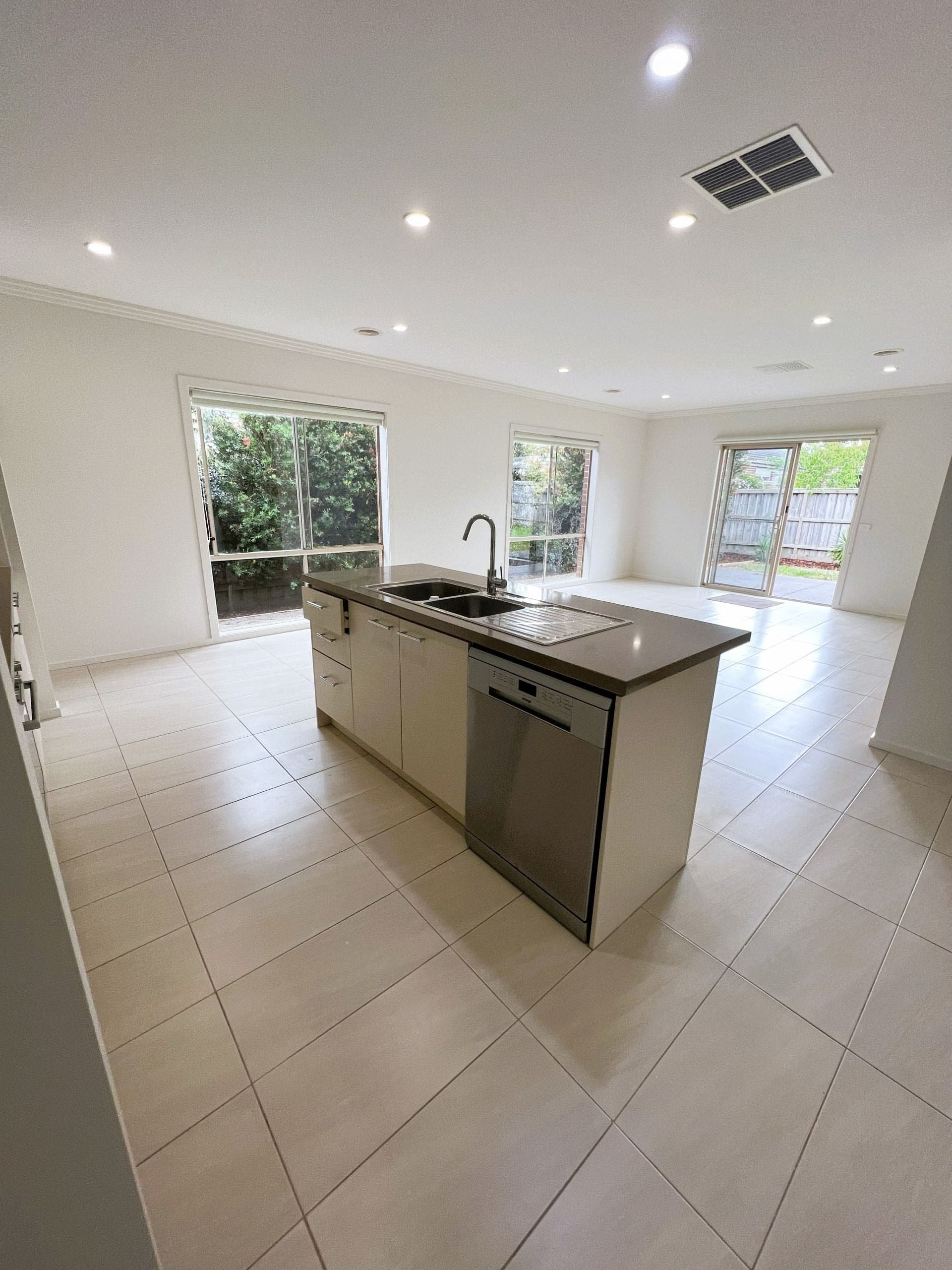 8 Brolin Terrace, CRANBOURNE NORTH, Cranbourne North - Thumbnail 6