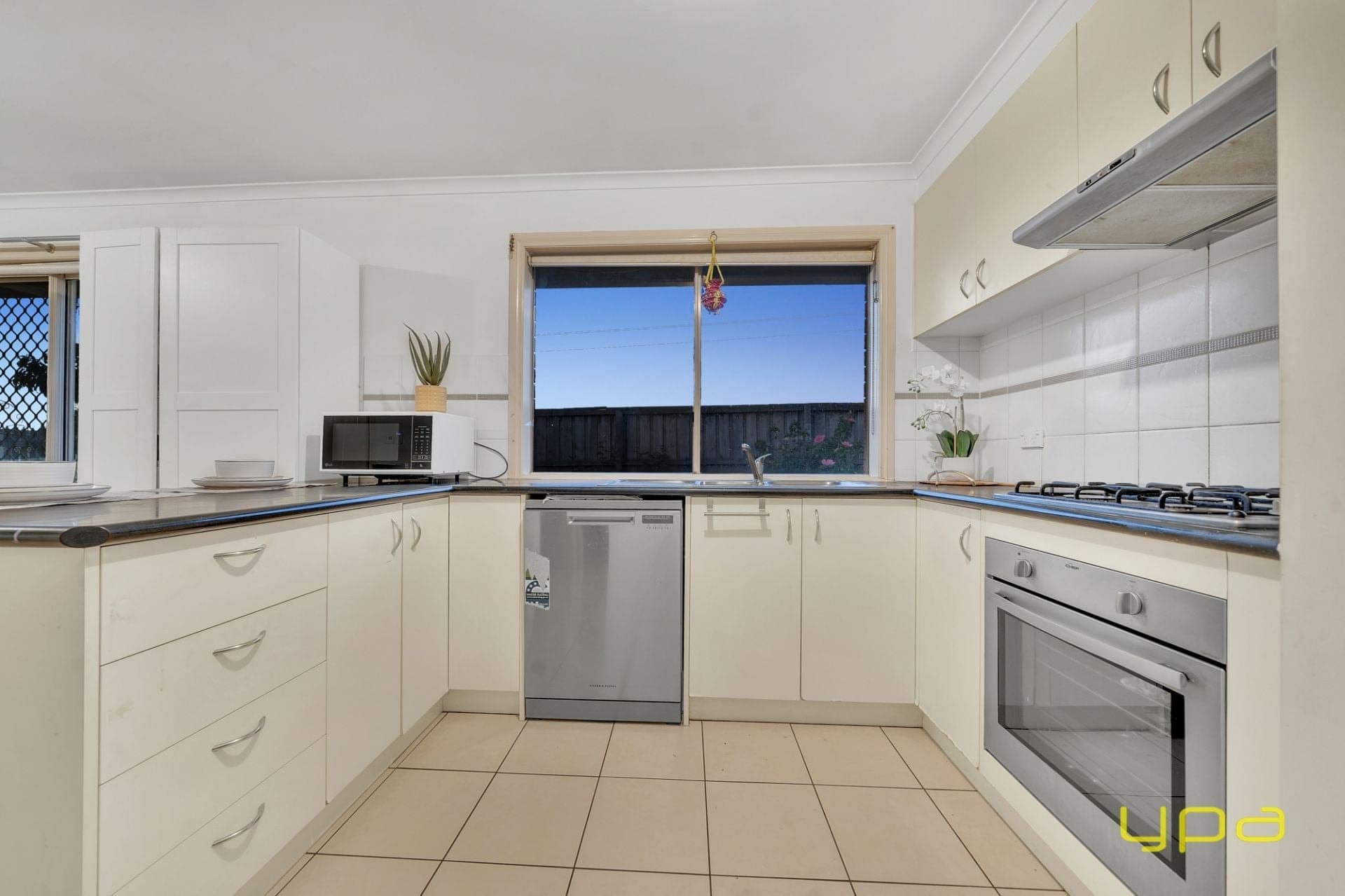 16 Karwarren Way, Cranbourne West, Cranbourne West - Thumbnail 5
