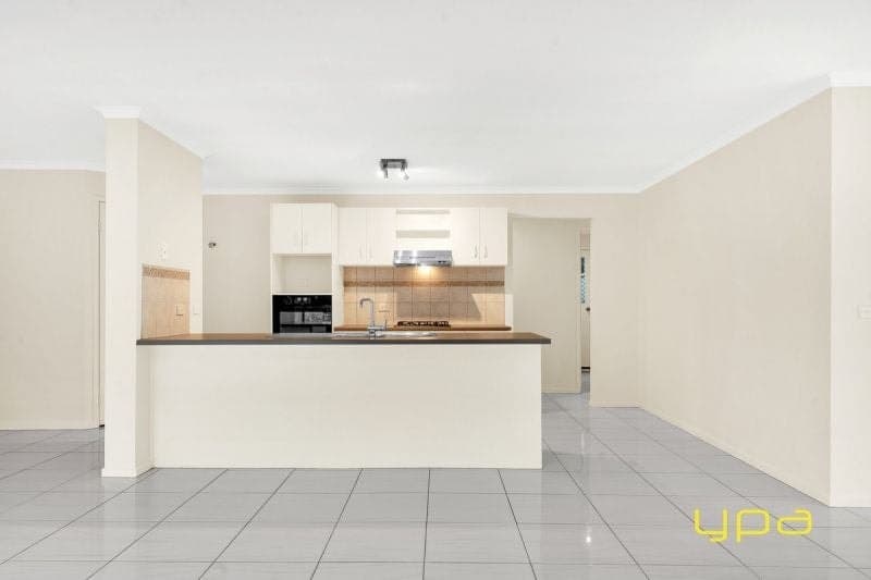33 Masterton Place, Cranbourne East, Cranbourne East - Thumbnail 2