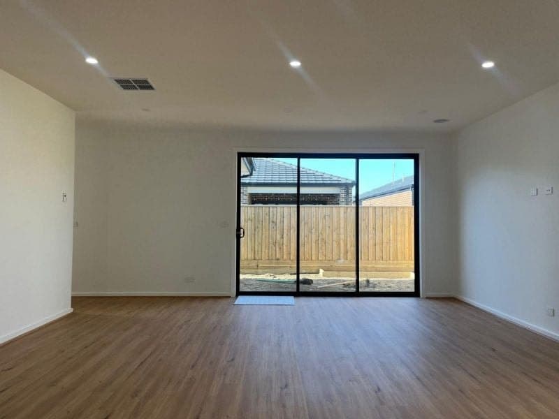 8 Homely Avenue, Clyde North, Clyde North - Thumbnail 4