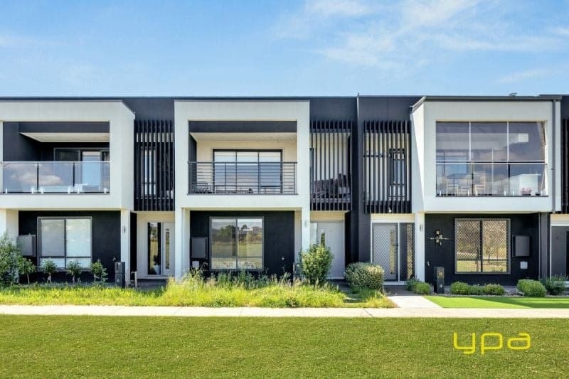16 Mahara Walk, Cranbourne West, Cranbourne West - Image 1