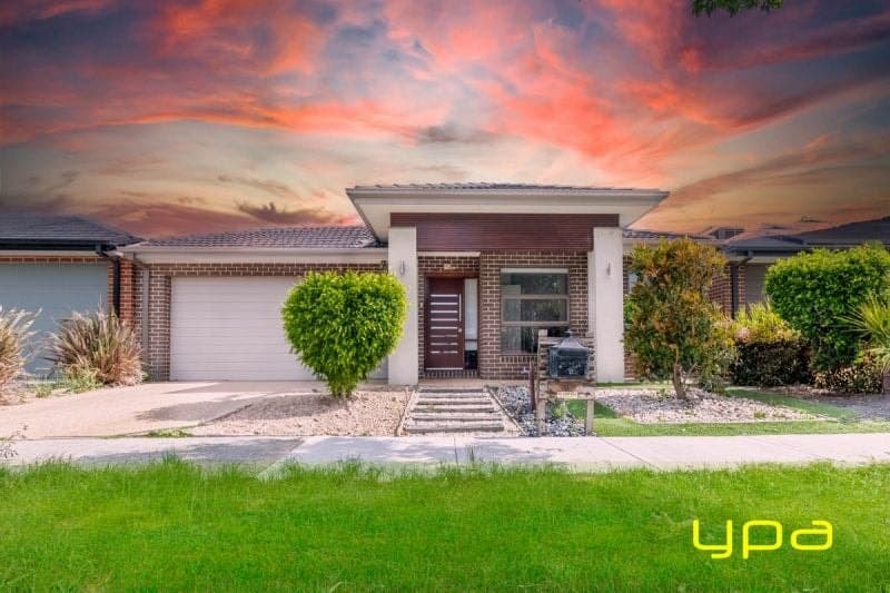 8 Scullin Street Cranbourne East VIC, Cranbourne East - Image 1