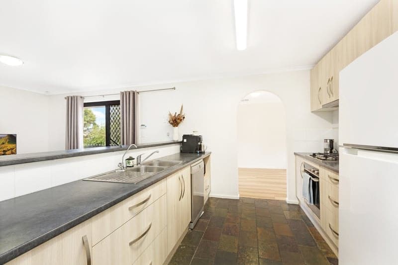 2 Scott Court, Woodcroft - Thumbnail 2