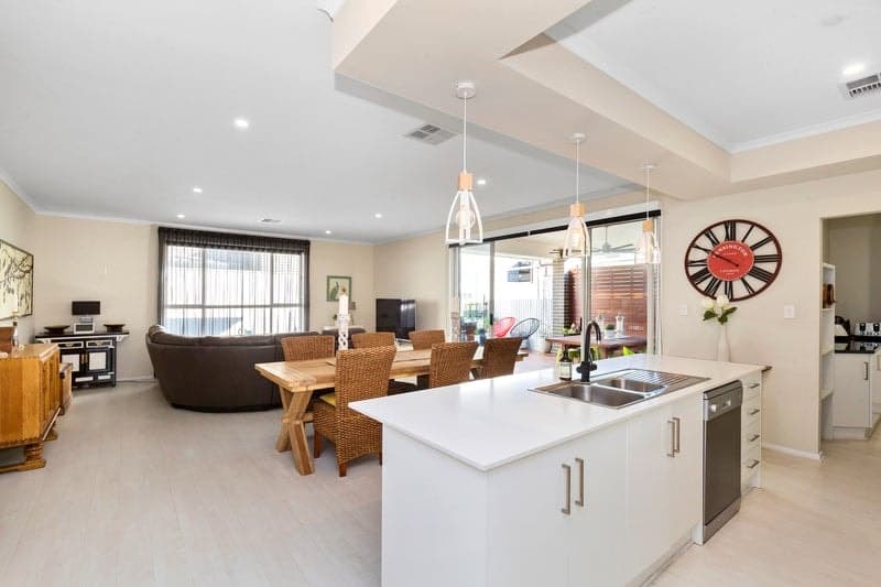 2/1b View Avenue, Seaton - Thumbnail 2
