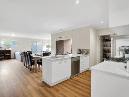 28 Miniata Way, Manor Lakes - Thumbnail 2
