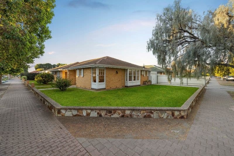 1/18 Dunbar Terrace, Glenelg East - Image 1
