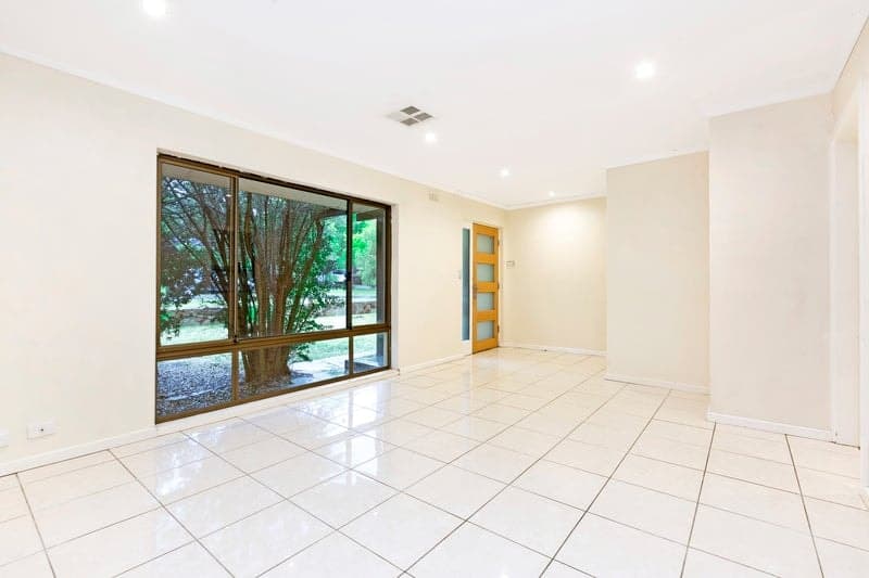 15 Roundaway Crescent, O'Halloran Hill - Thumbnail 2