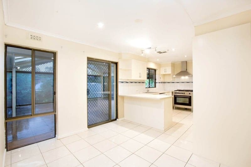 15 Roundaway Crescent, O'Halloran Hill - Thumbnail 4