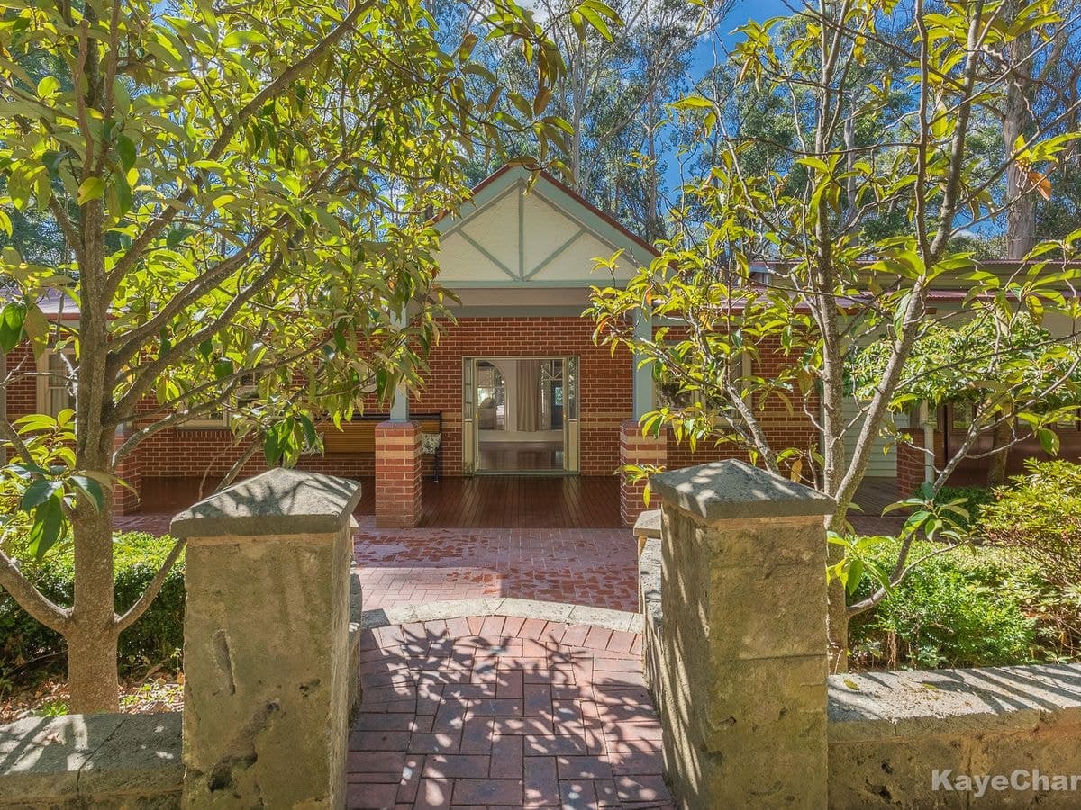 32 Emerald, Emerald - Image 1