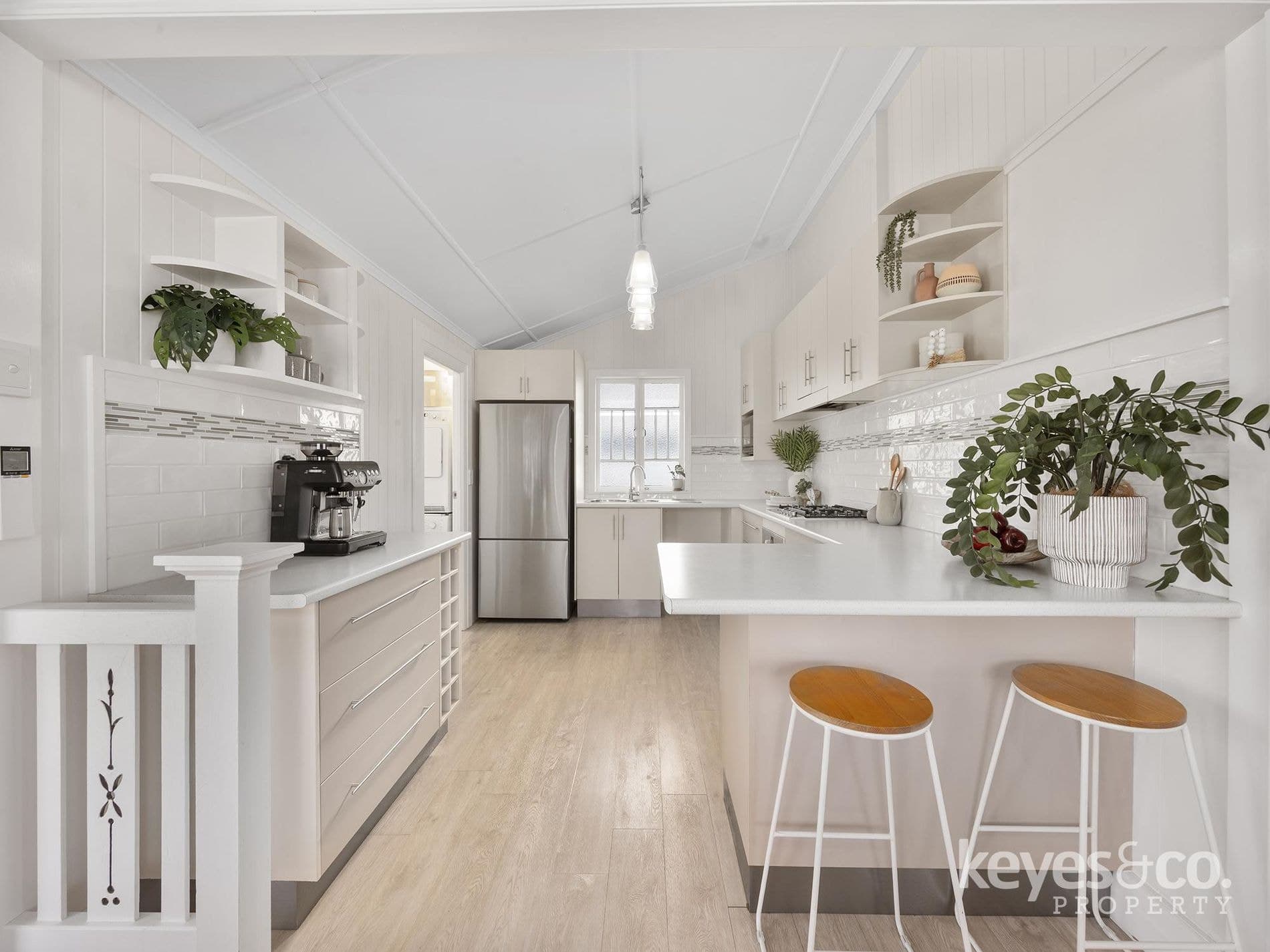 Charming Renovated Queenslander on a Corner Block!, 106 Tenth Avenue - Thumbnail 3