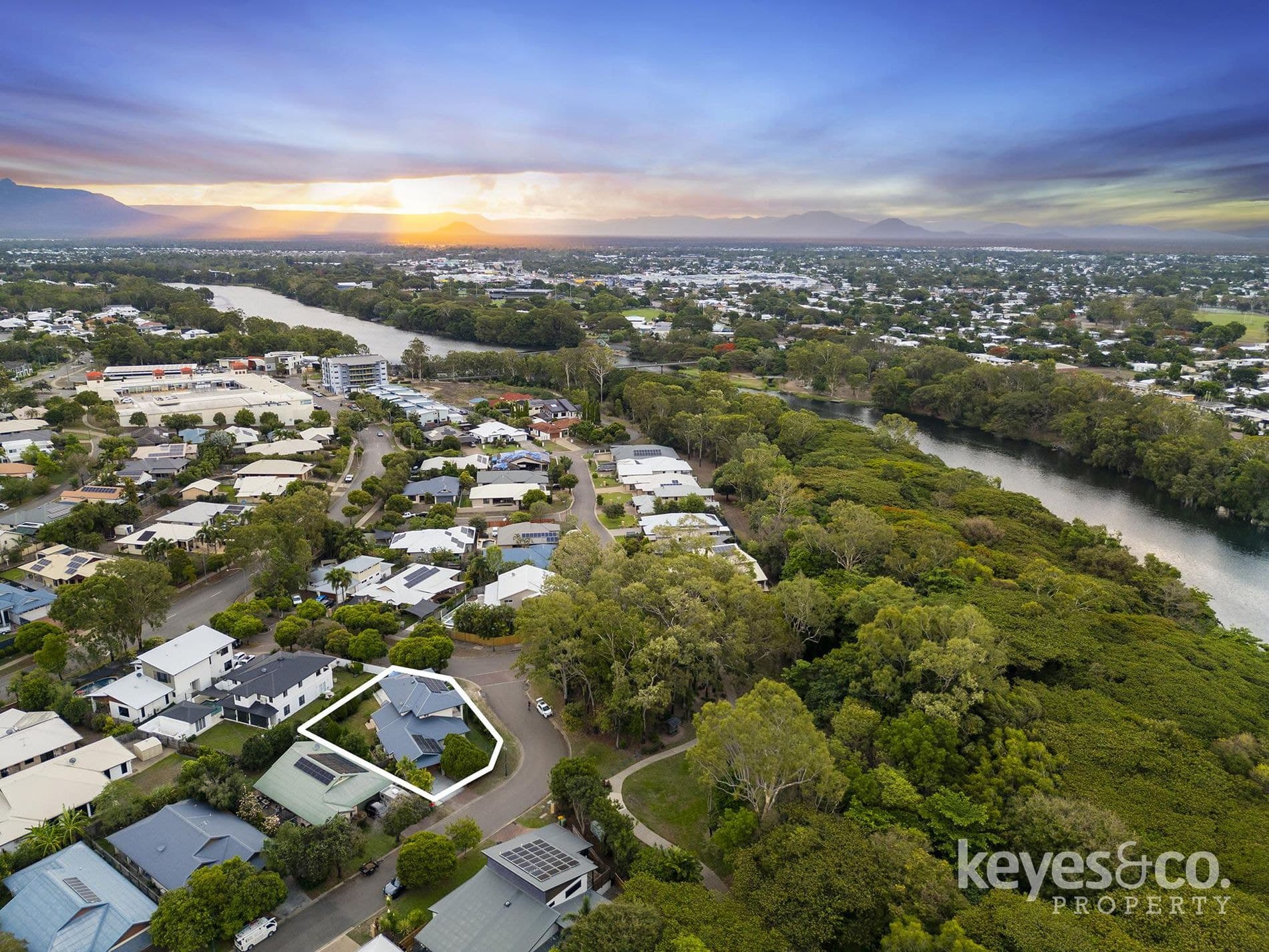 Stunning Riverside Renovation, 1 Rivergreen Circuit - Thumbnail 2