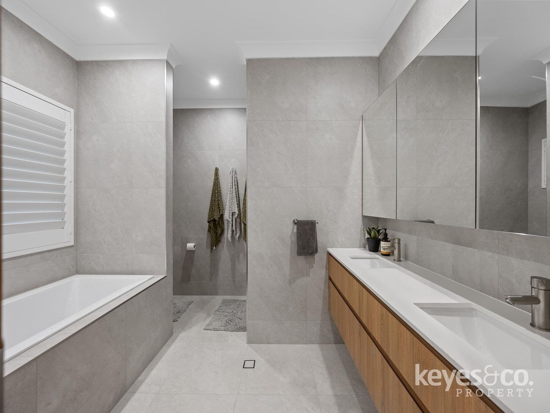 Opulent Yet Effortless - Every Detail Perfectly Executed, 7 Yale Close - Thumbnail 6