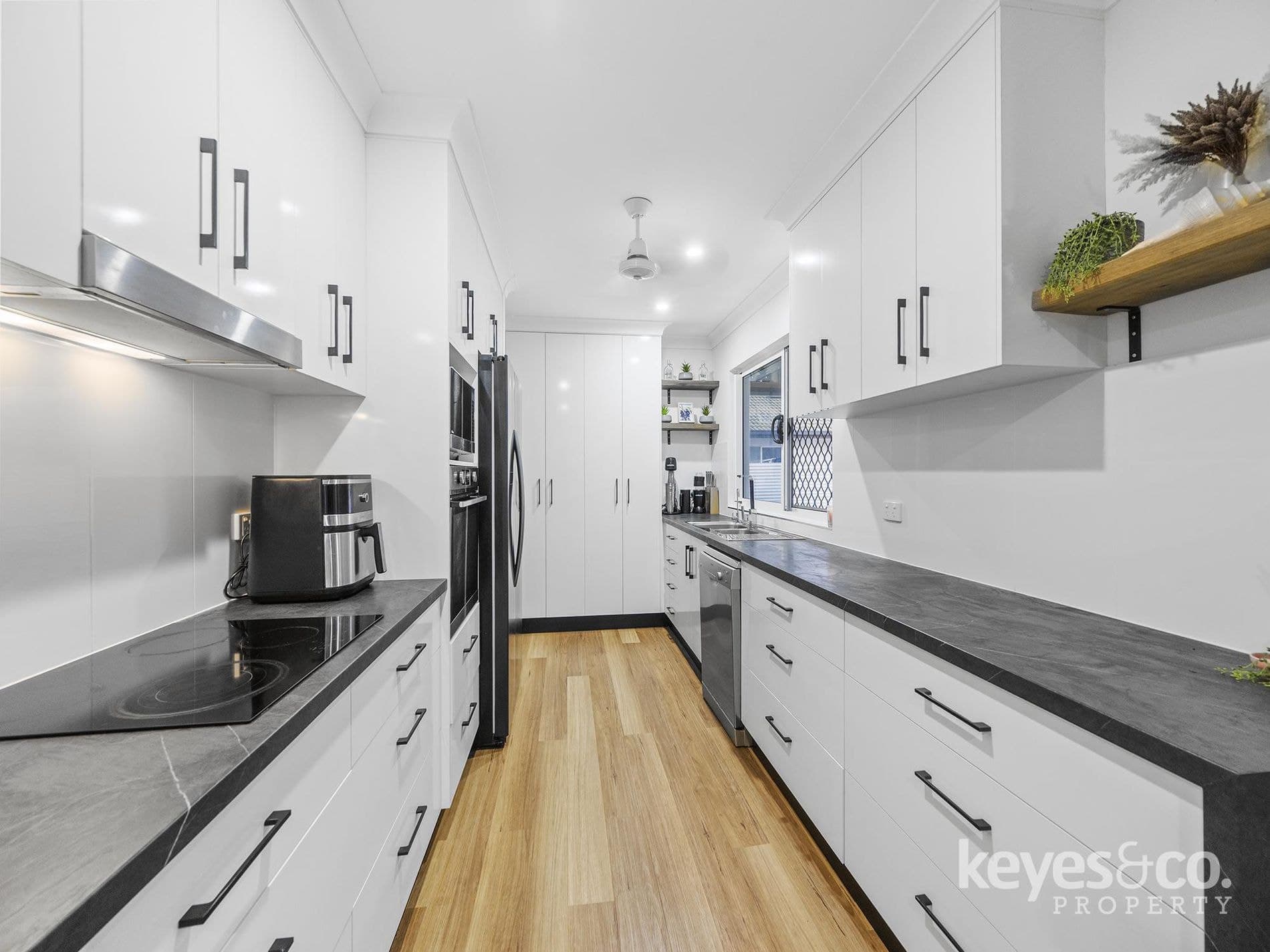 Renovated Comfort Meets Relaxed Outdoor Living, 5 La Trobe Close - Thumbnail 3