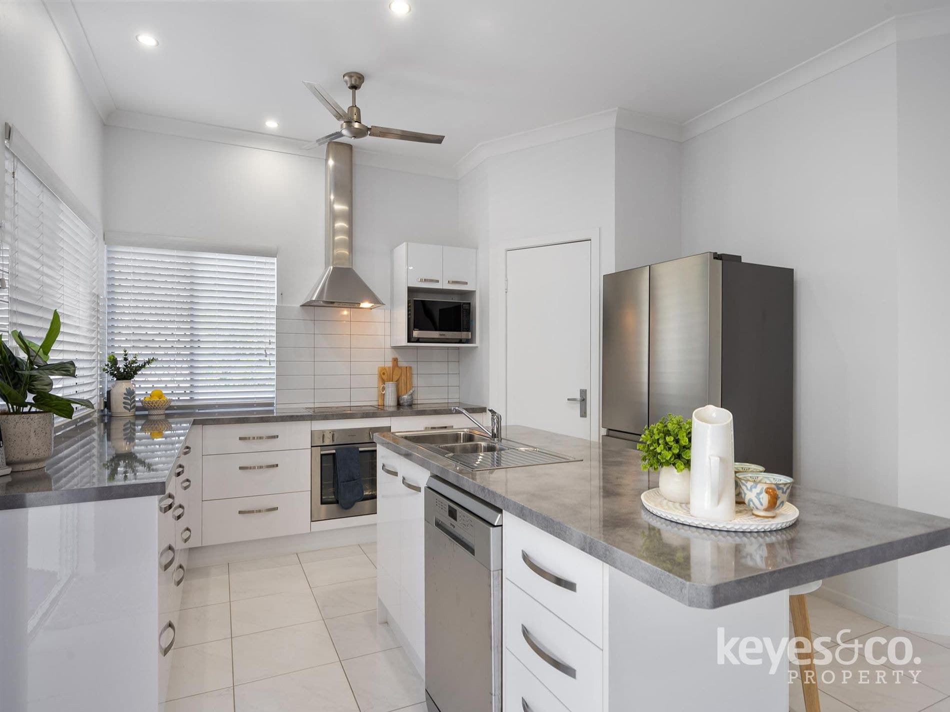 Under Contract by Tess Sellwood, 2 Robina Close - Thumbnail 4