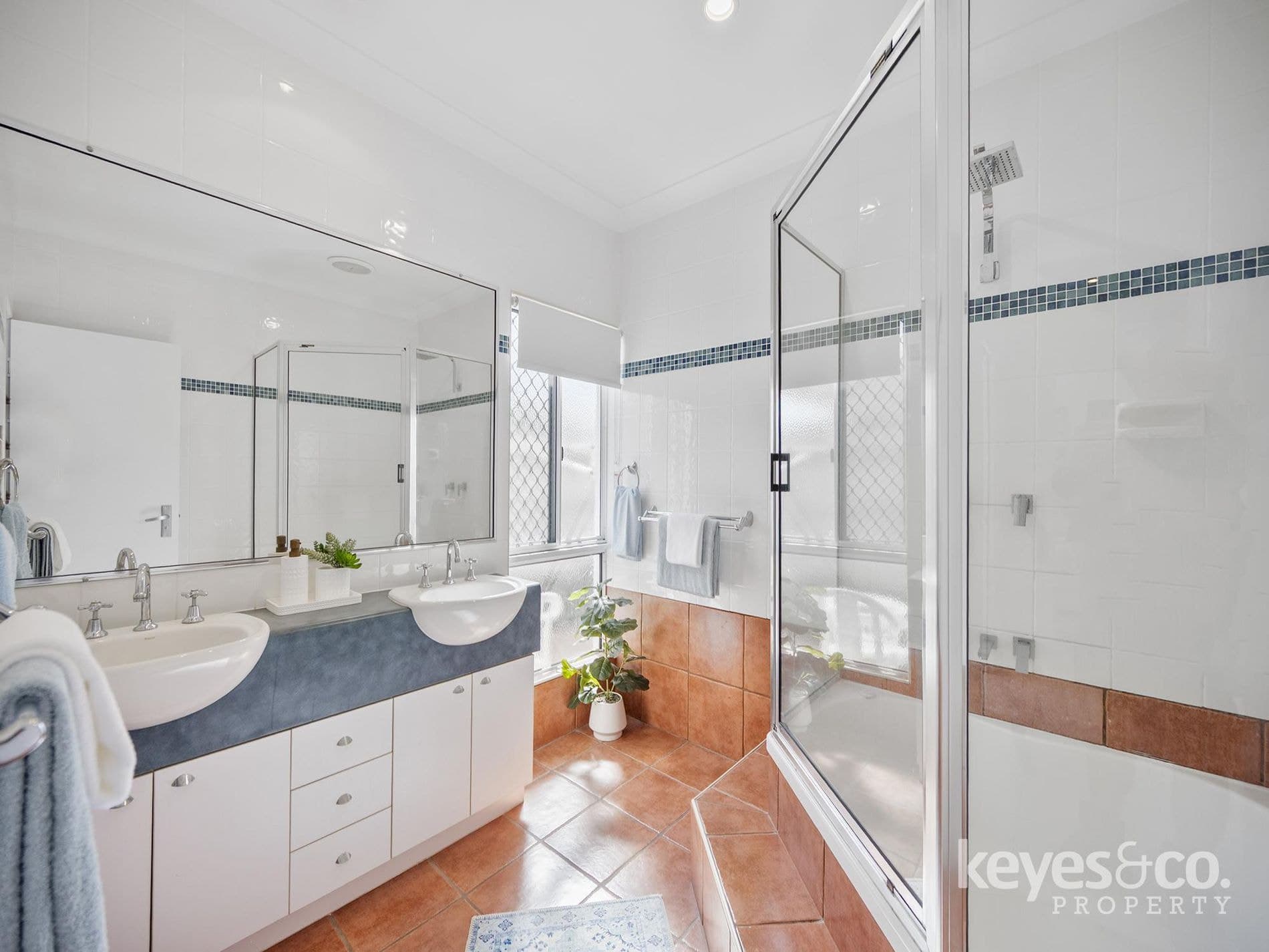 Under Contract by Tess Sellwood, 2 Robina Close - Thumbnail 8
