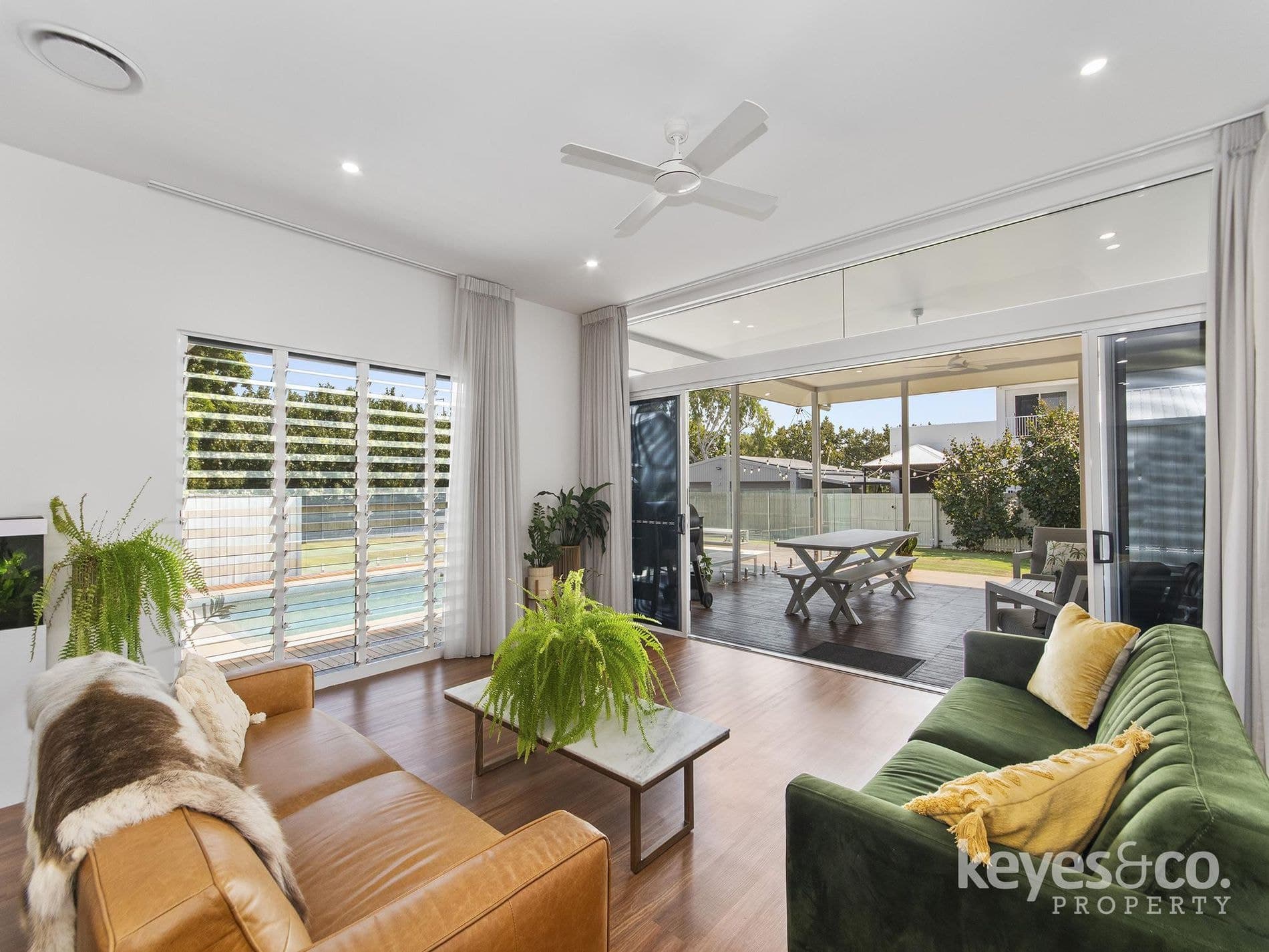 Under Contract by Tess Sellwood, 37 Sixth Avenue - Thumbnail 2
