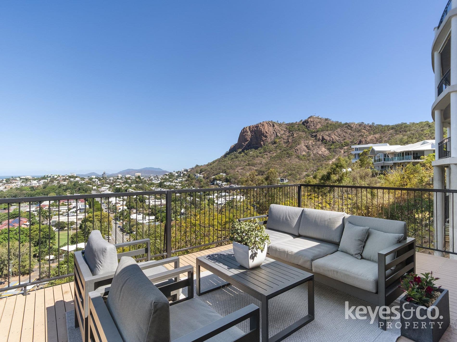 Two Homes in One - Luxury Dual Living on Castle Hill, 10 Balmoral Drive - Thumbnail 2
