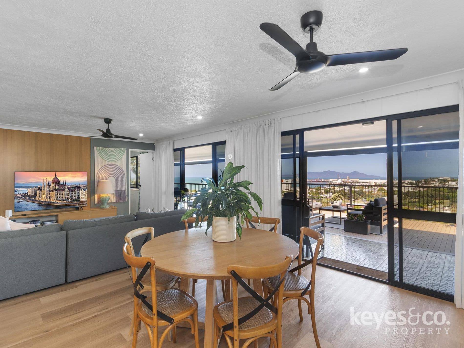 Two Homes in One - Luxury Dual Living on Castle Hill, 10 Balmoral Drive - Thumbnail 3