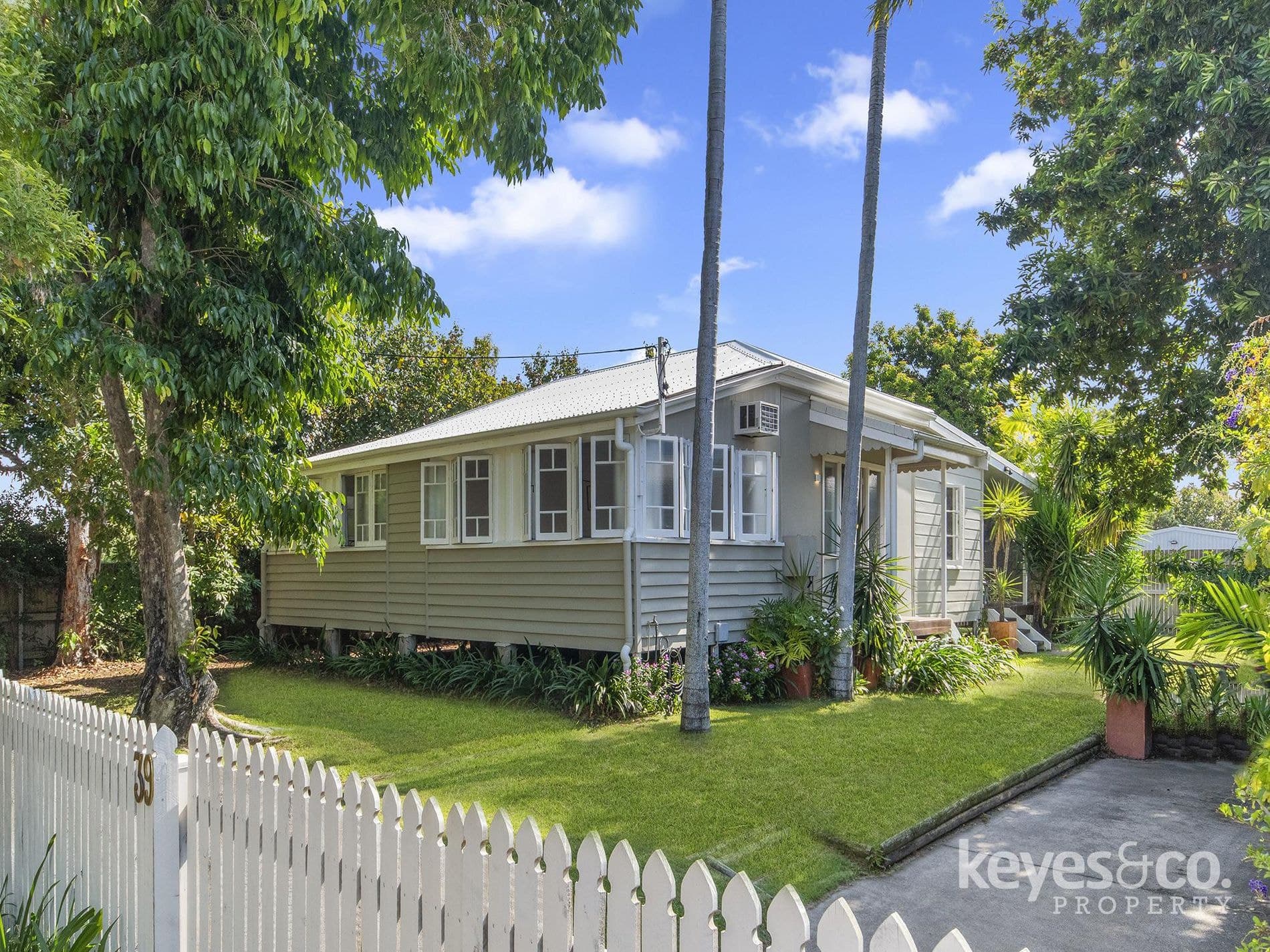 Your Own Piece of History in Beautiful South Townsville, 39 Sixth Avenue - Thumbnail 2