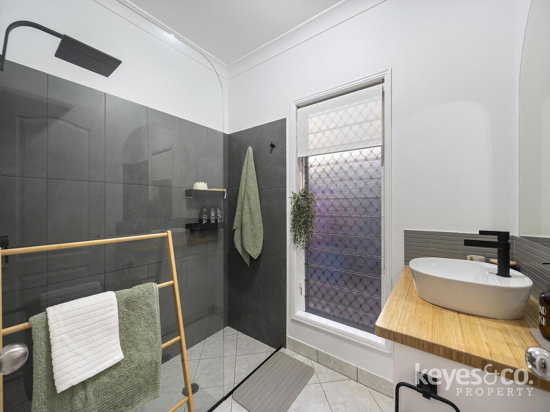 Rare 900m2 Gem Moments from Parkland & The River, 212 Riverside Boulevard - Thumbnail 7