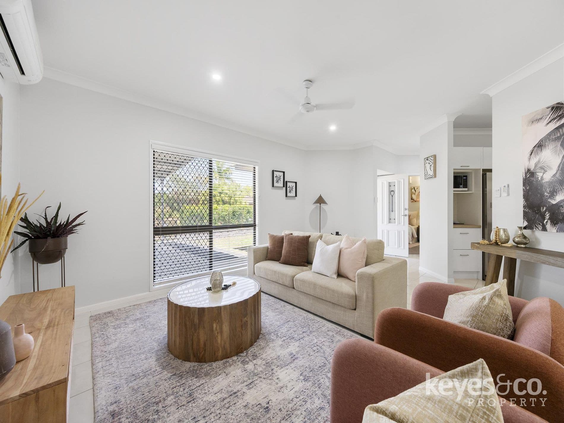 Spacious Family Living with Room for It All, 6 Viola Court - Thumbnail 2