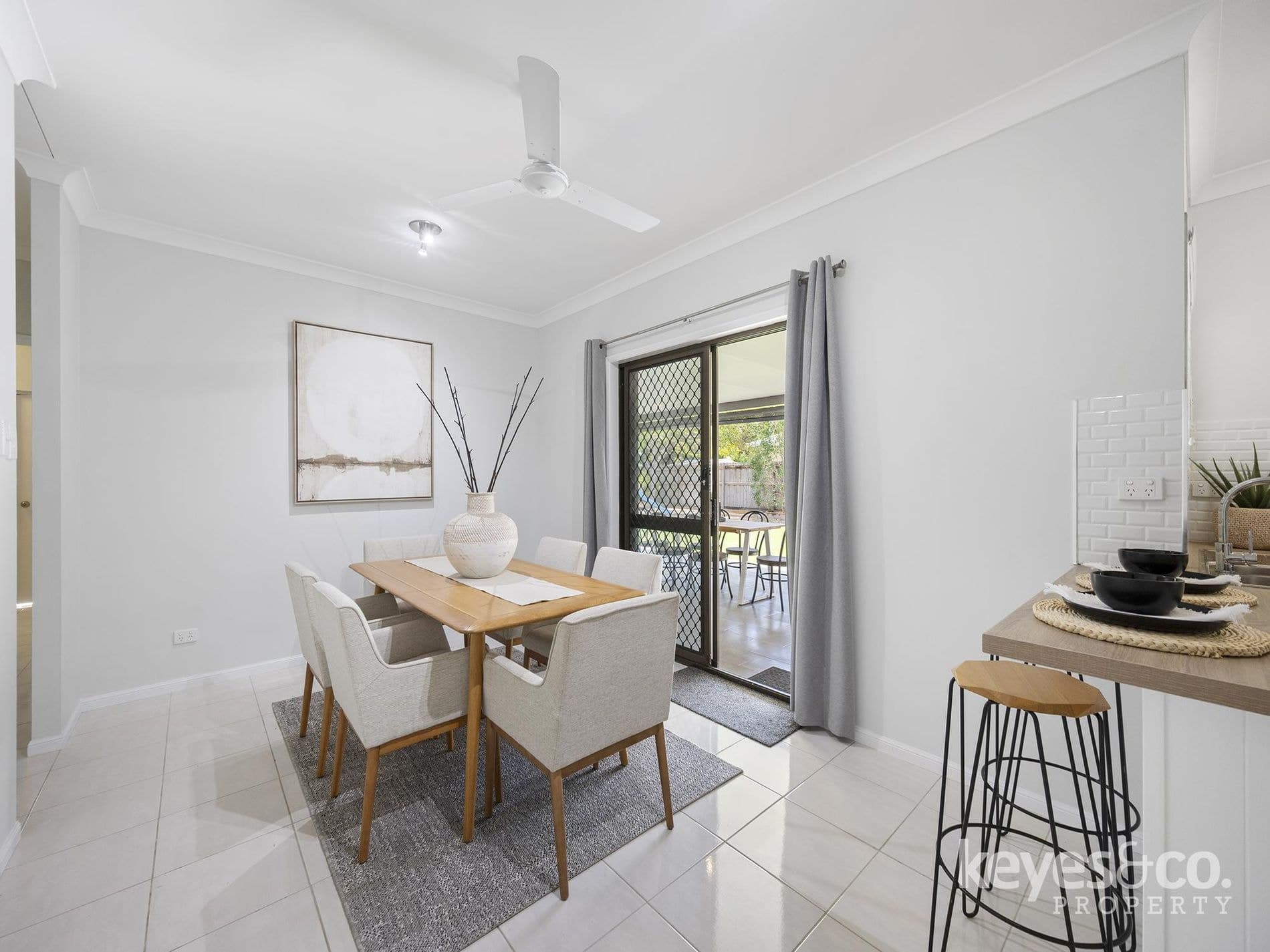 Spacious Family Living with Room for It All, 6 Viola Court - Thumbnail 4