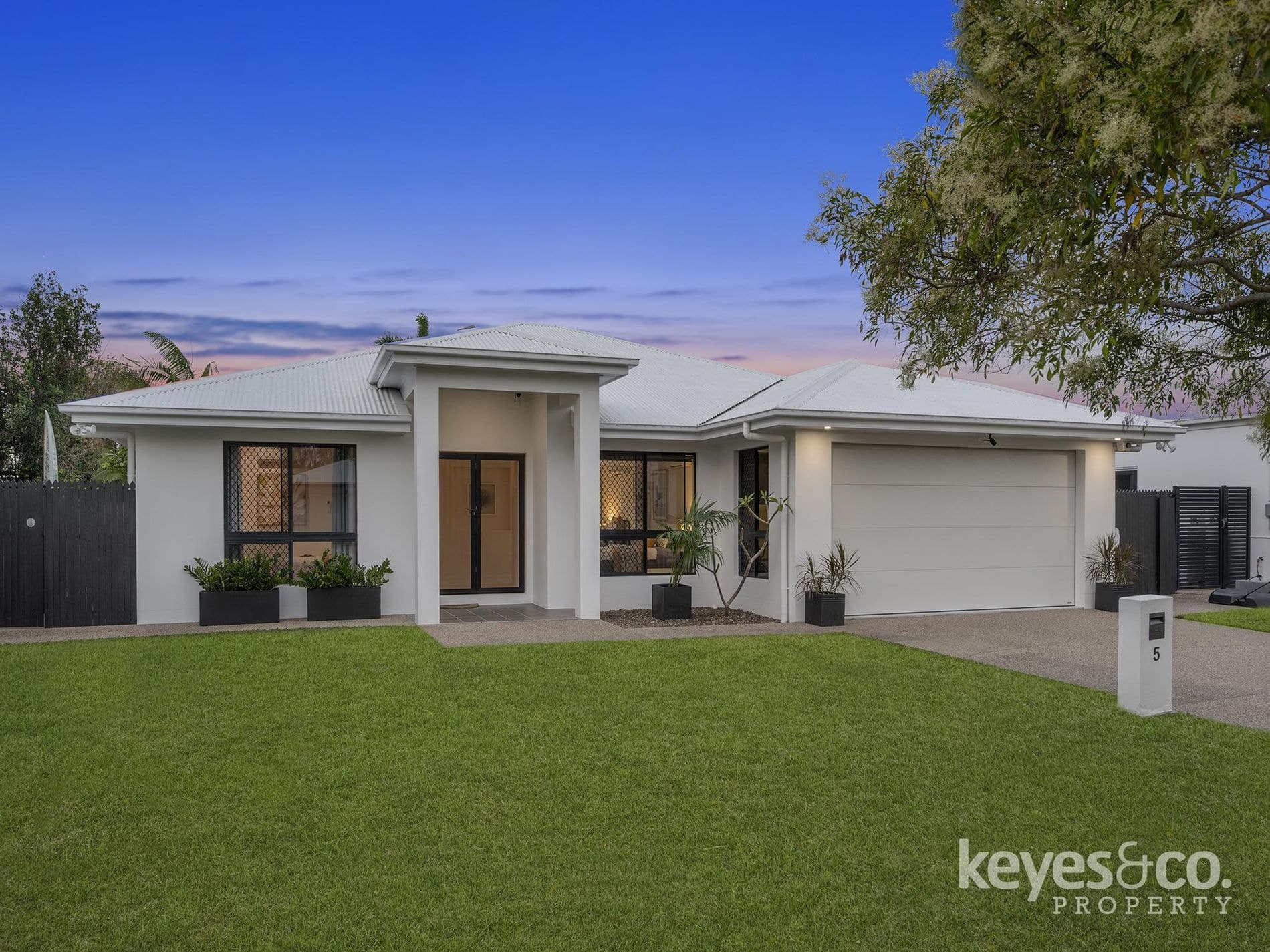 Modern Family Living in a Quiet Court Setting, 5 Edgewater Terrace - Image 1