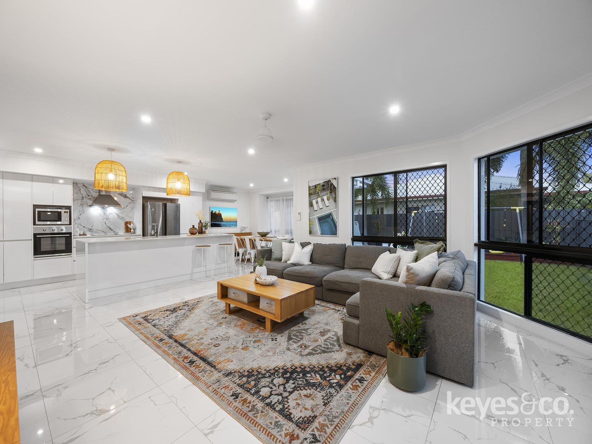 Modern Family Living in a Quiet Court Setting, 5 Edgewater Terrace - Thumbnail 2