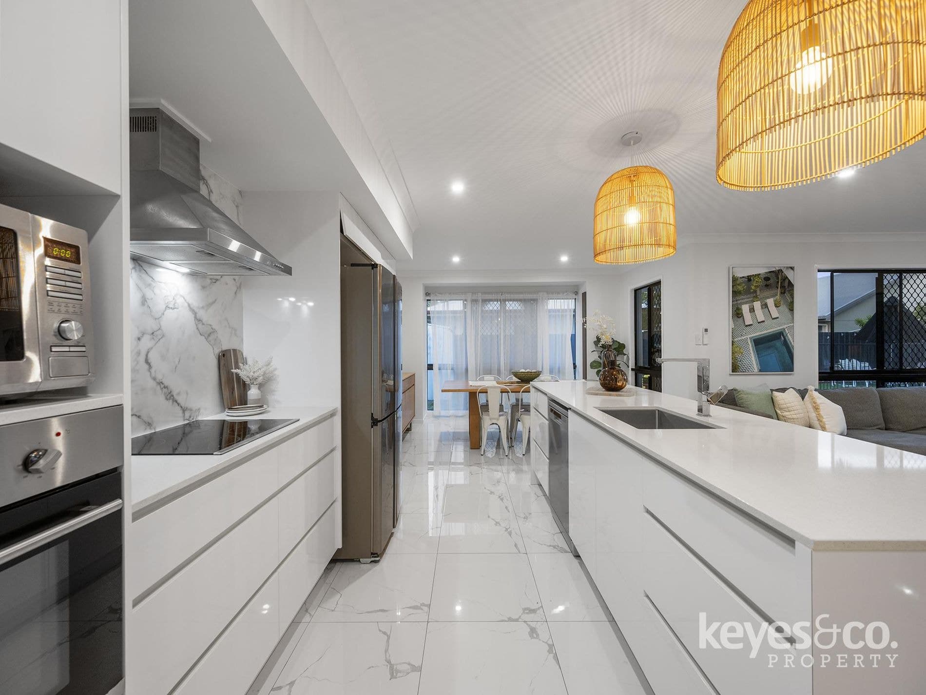 Modern Family Living in a Quiet Court Setting, 5 Edgewater Terrace - Thumbnail 3