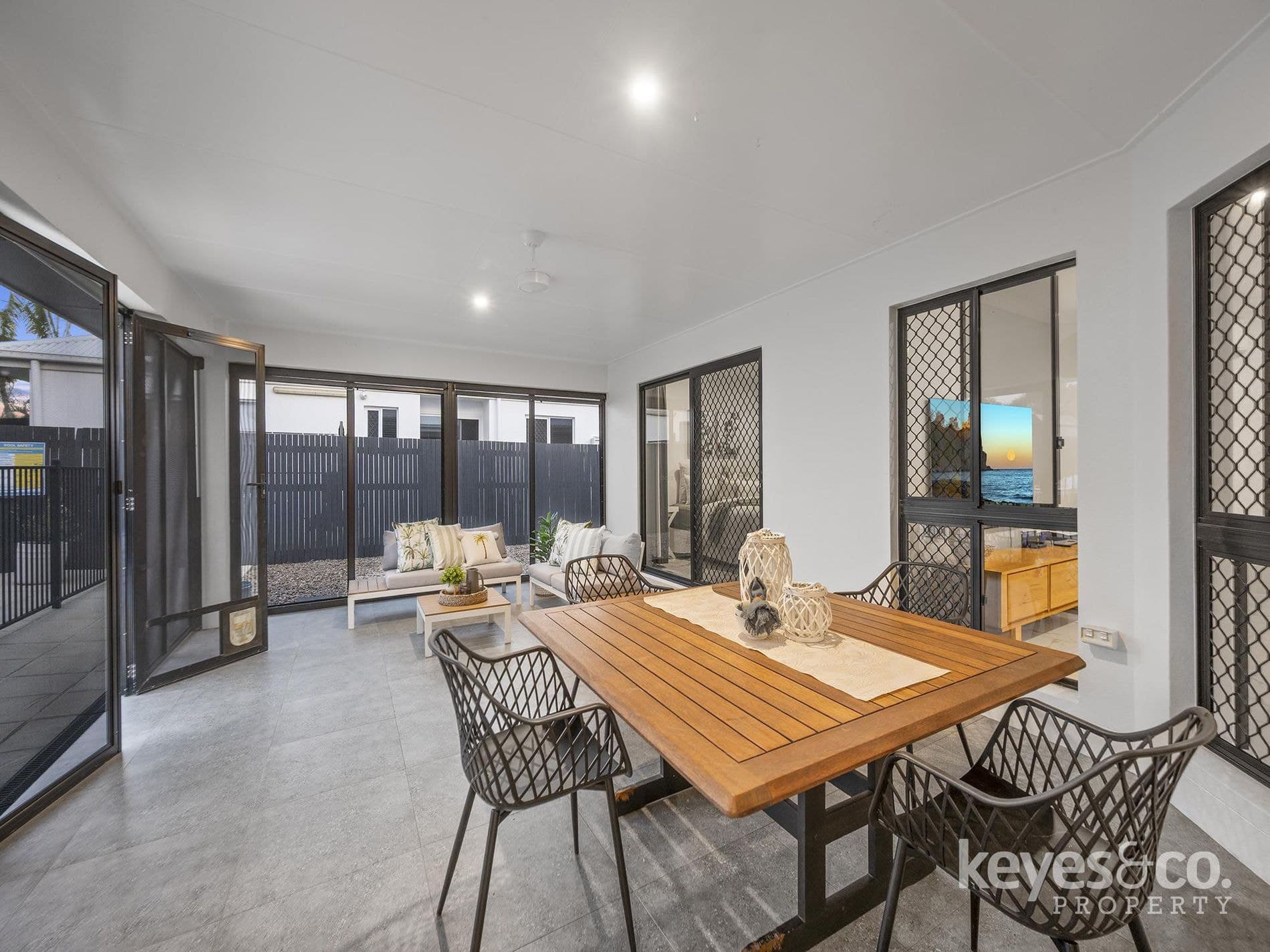 Modern Family Living in a Quiet Court Setting, 5 Edgewater Terrace - Thumbnail 4
