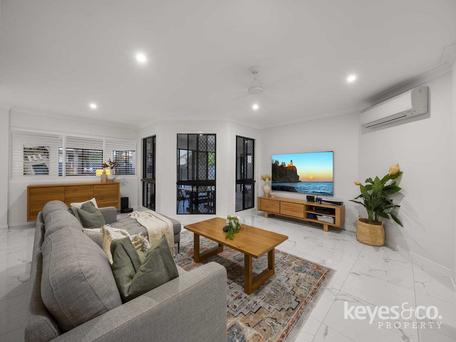 Modern Family Living in a Quiet Court Setting, 5 Edgewater Terrace - Thumbnail 5