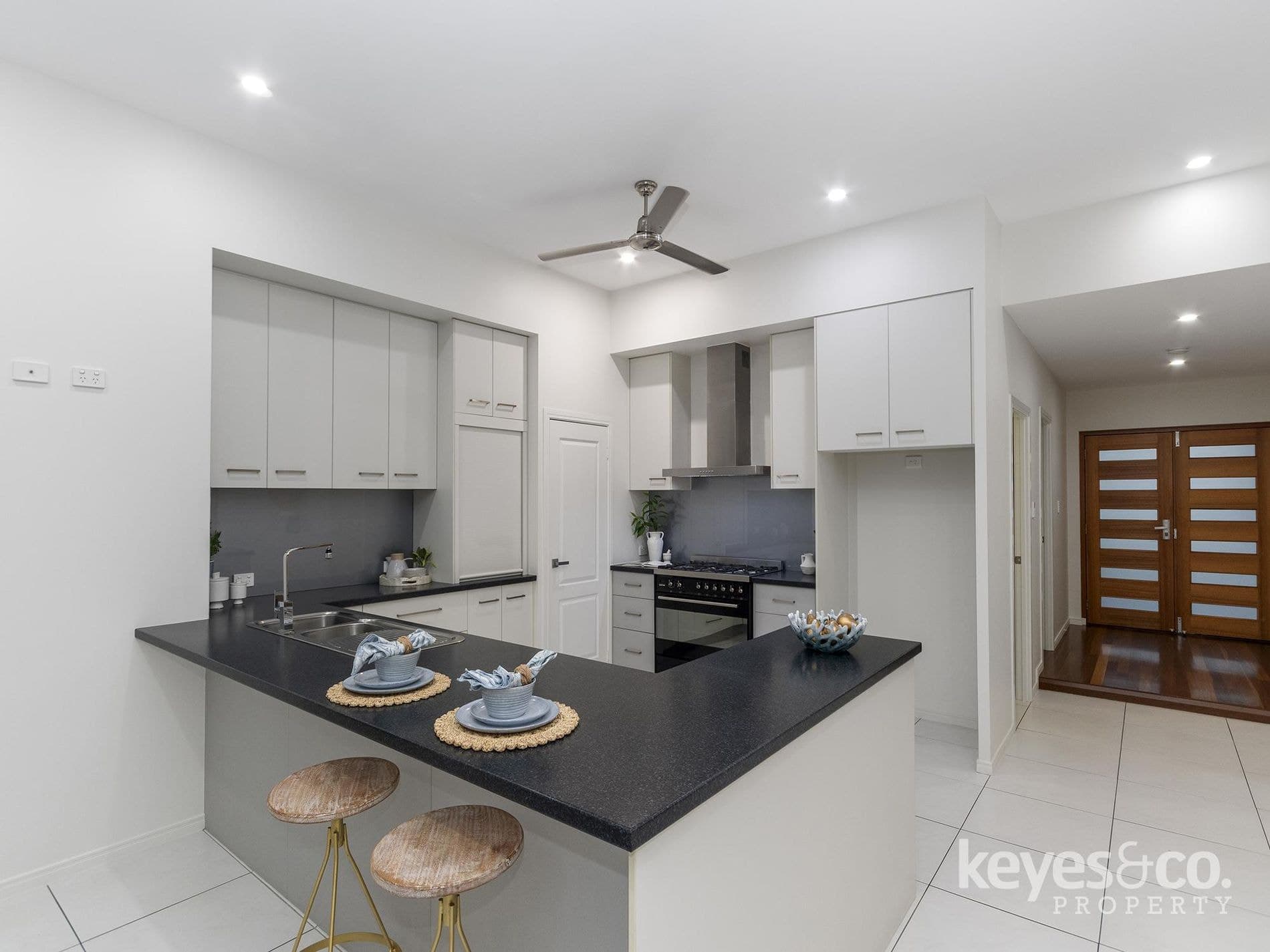 Under Contract Prior to Auction, 87 Springbrook Parade - Thumbnail 3
