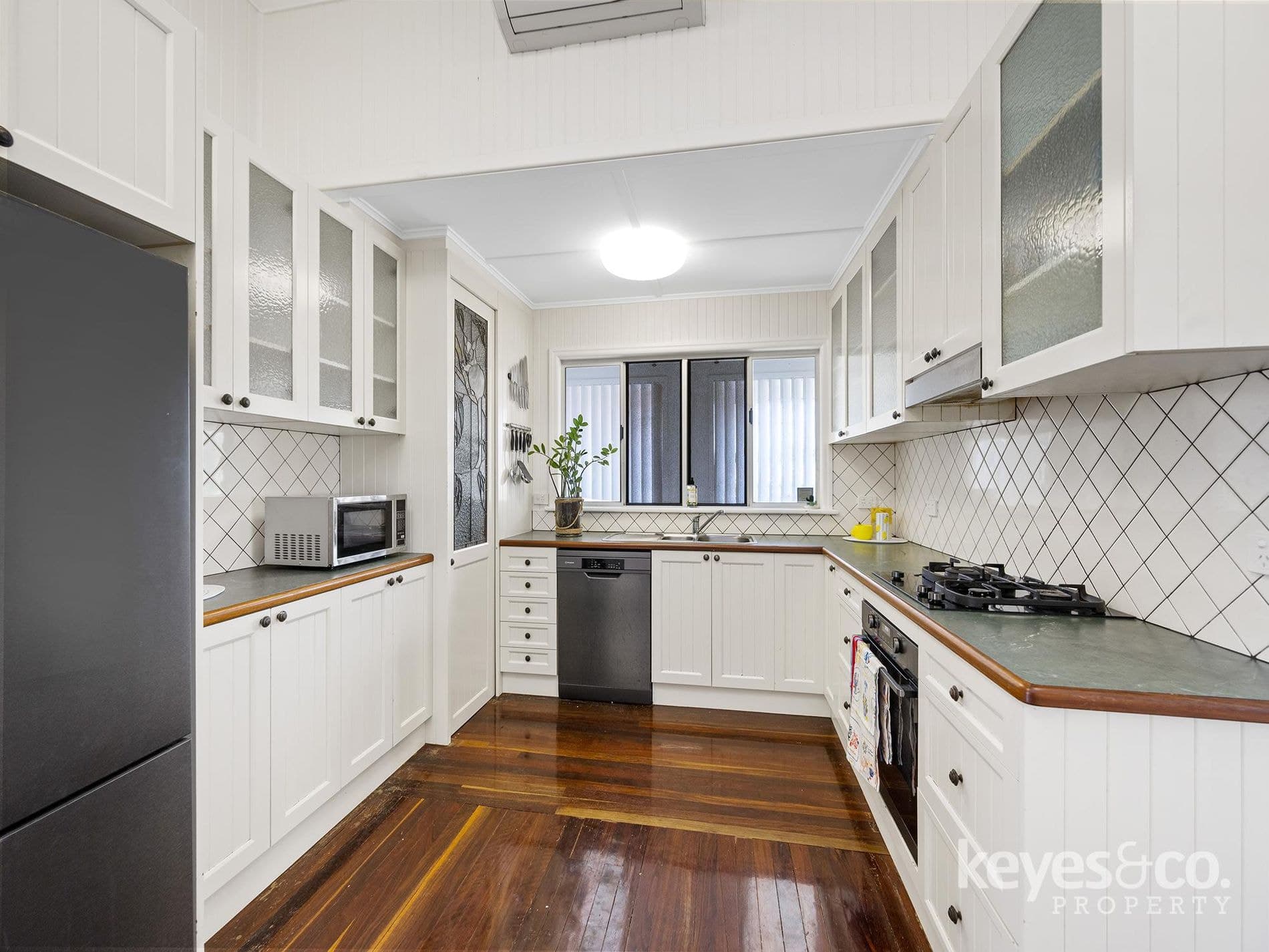 Beautifully Restored Queensland Bungalow, 233 Corcoran Street - Thumbnail 3