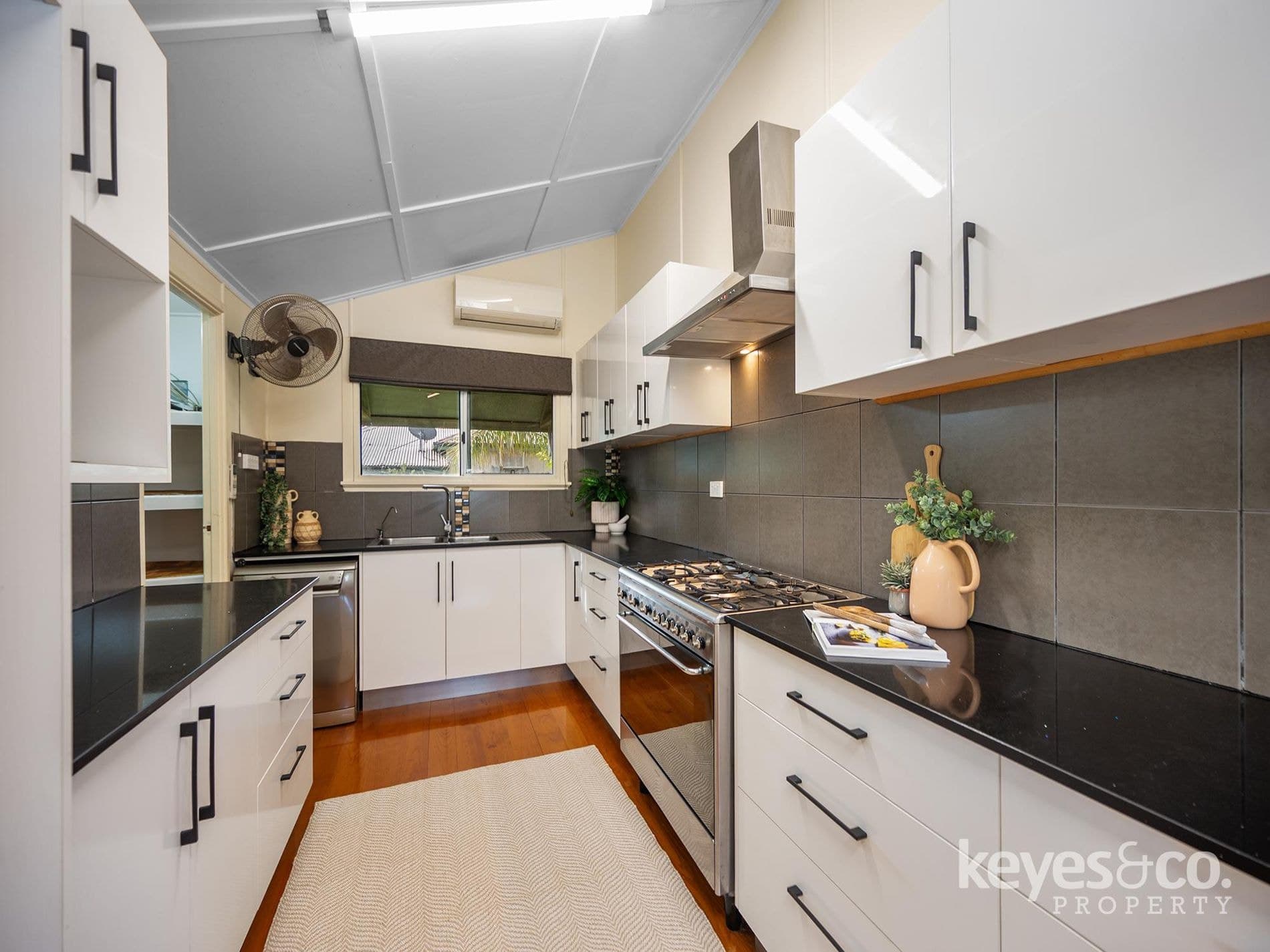 Dual Living Opportunity with Triple Bay Shed and Strong Rental Returns!, 28 Railway Avenue - Thumbnail 2