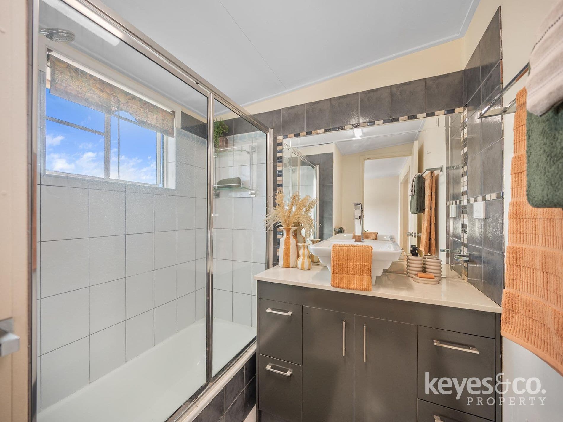 Dual Living Opportunity with Triple Bay Shed and Strong Rental Returns!, 28 Railway Avenue - Thumbnail 4