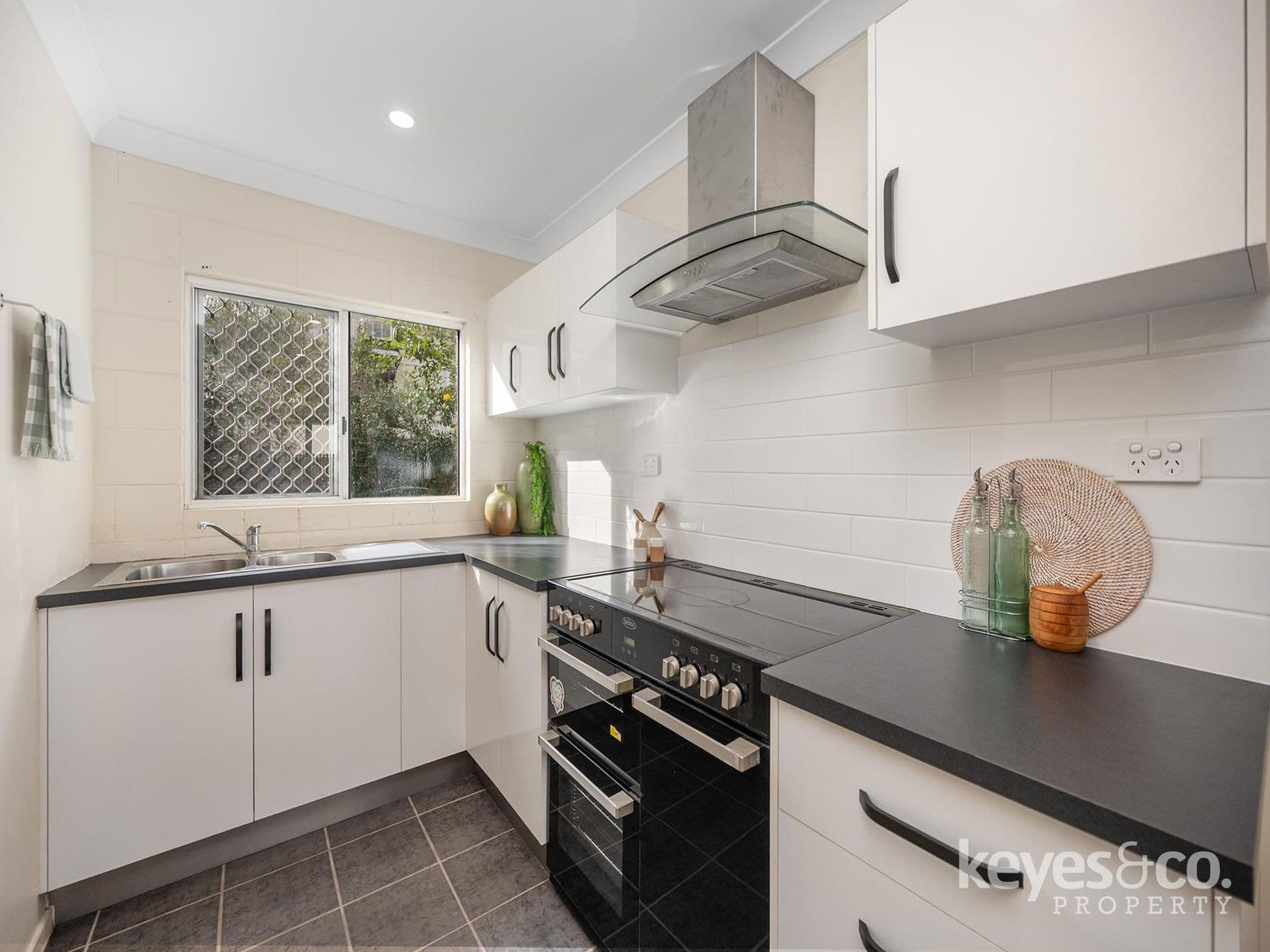 Dual Living Opportunity with Triple Bay Shed and Strong Rental Returns!, 28 Railway Avenue - Thumbnail 6