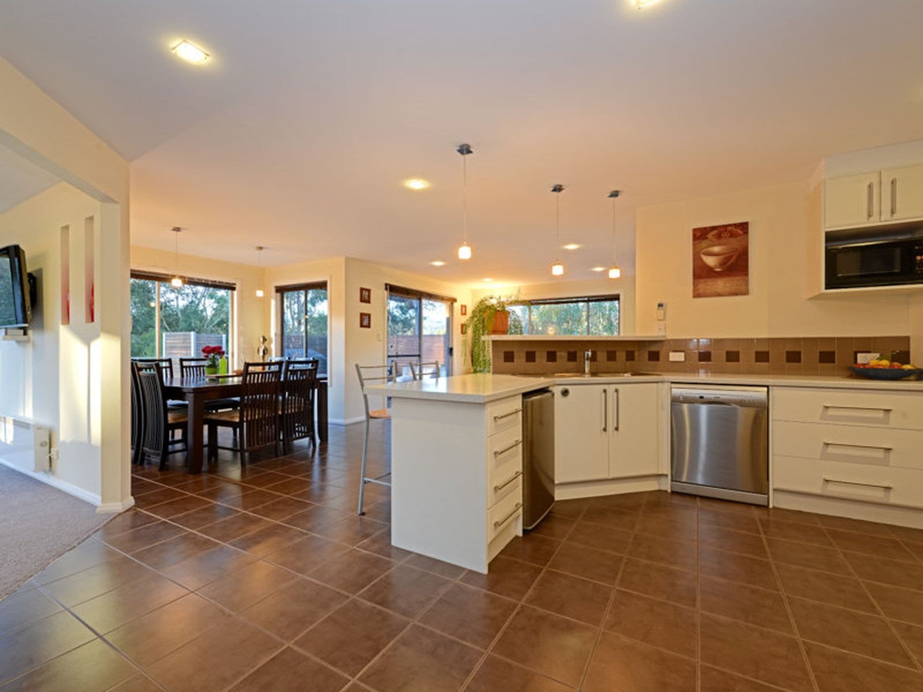 21 Green Hill Drive, Kingston, Kingston - Thumbnail 3