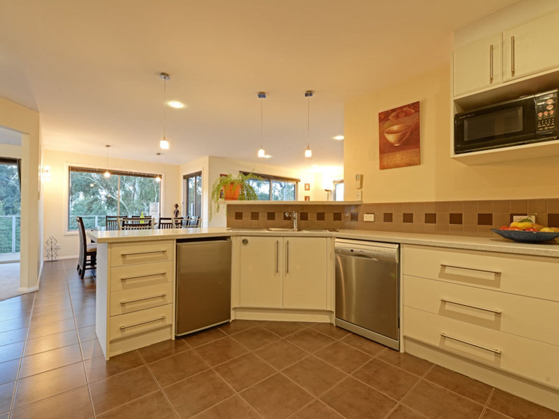 21 Green Hill Drive, Kingston, Kingston - Thumbnail 4