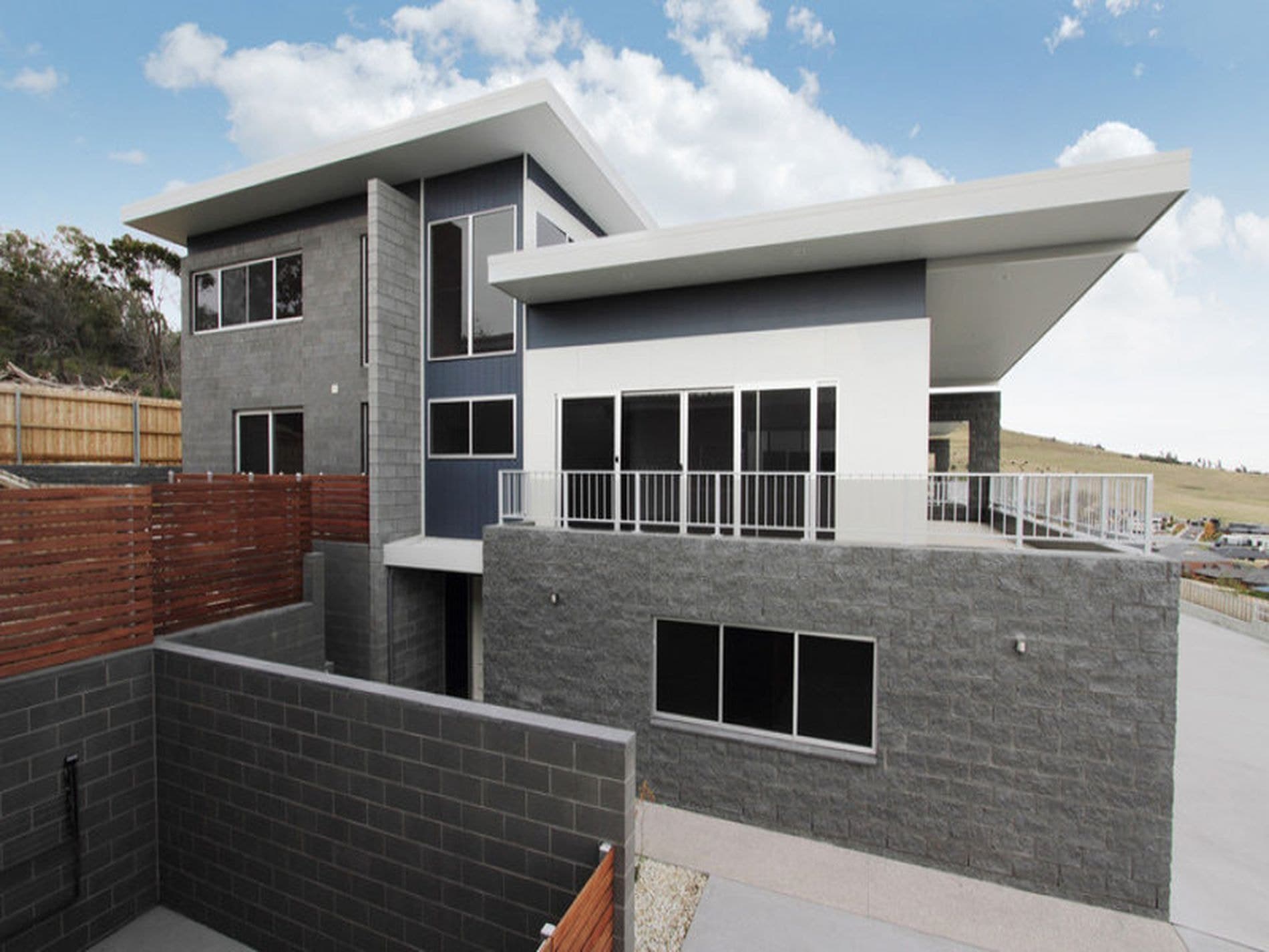 2/680 Oceana Drive, Howrah - Image 1