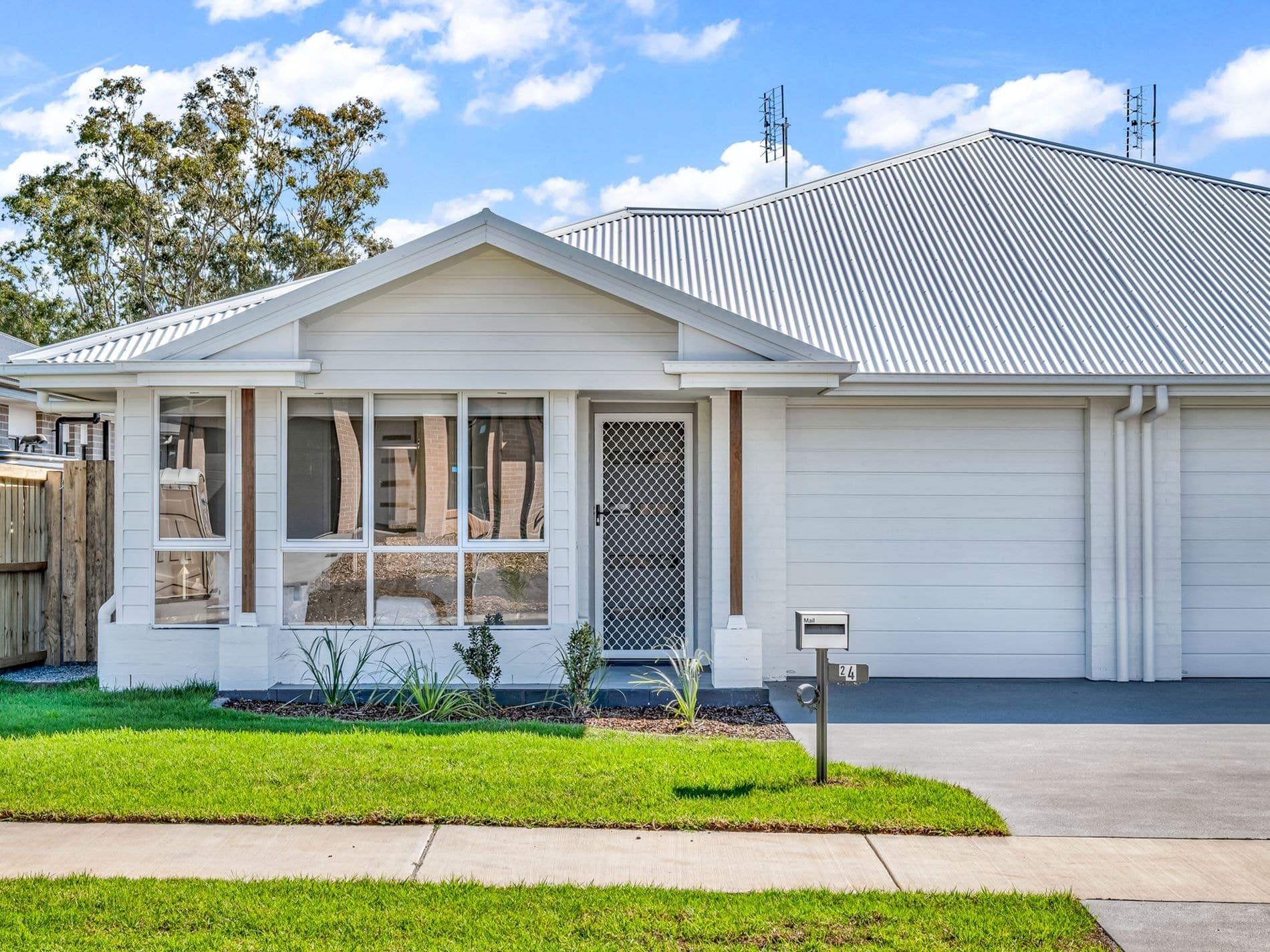 2 / 4 Caputar Way, Lochinvar, Lochinvar - Image 1