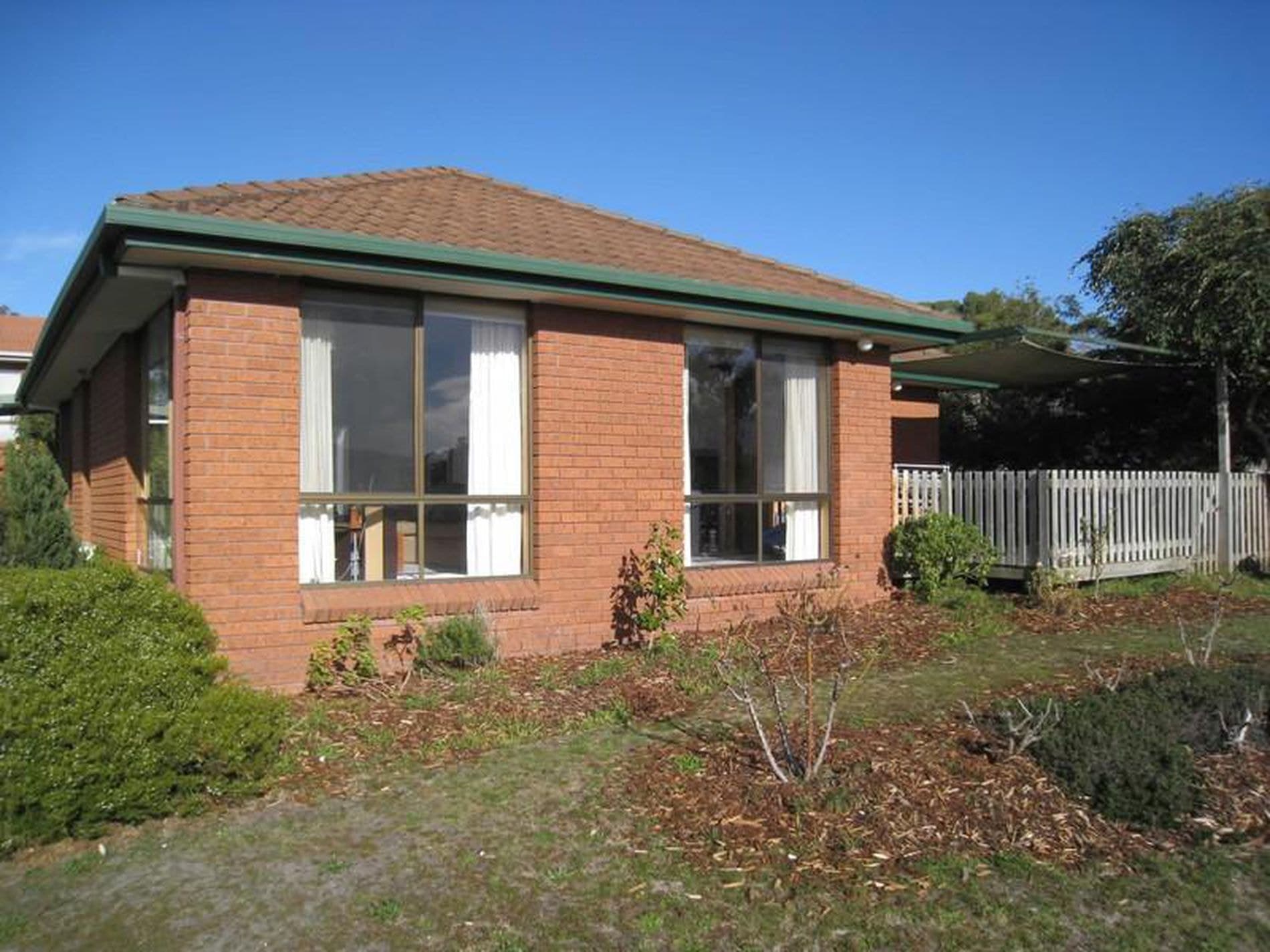 3 bedroom villa with yard, Blackmans Bay - Thumbnail 2