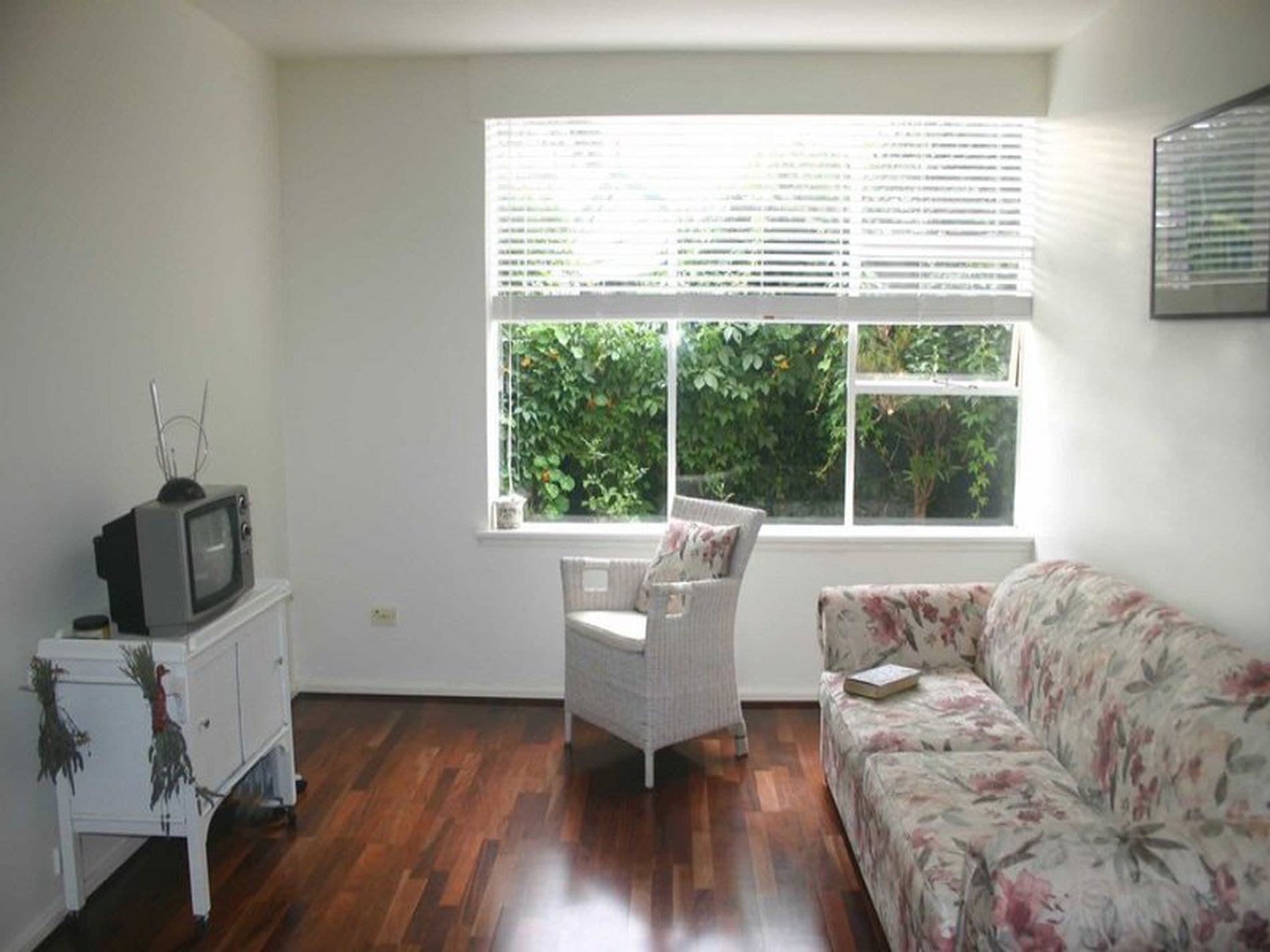 2 / 16 Cross Street, New Town, New Town - Image 1