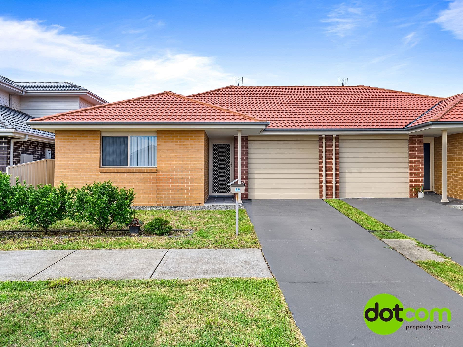 69 Nigella Circuit, Hamlyn Terrace - Image 1