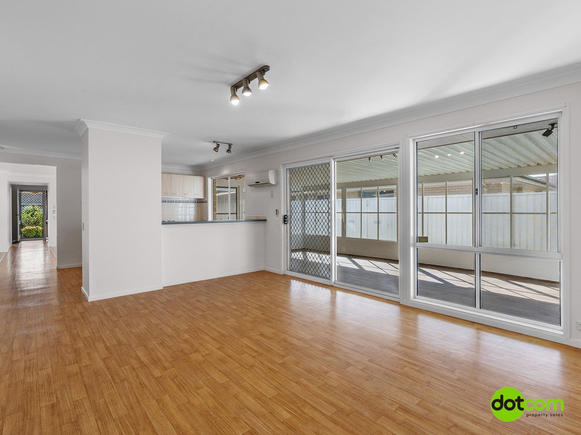 6 Skyhawk Avenue, Hamlyn Terrace - Thumbnail 2