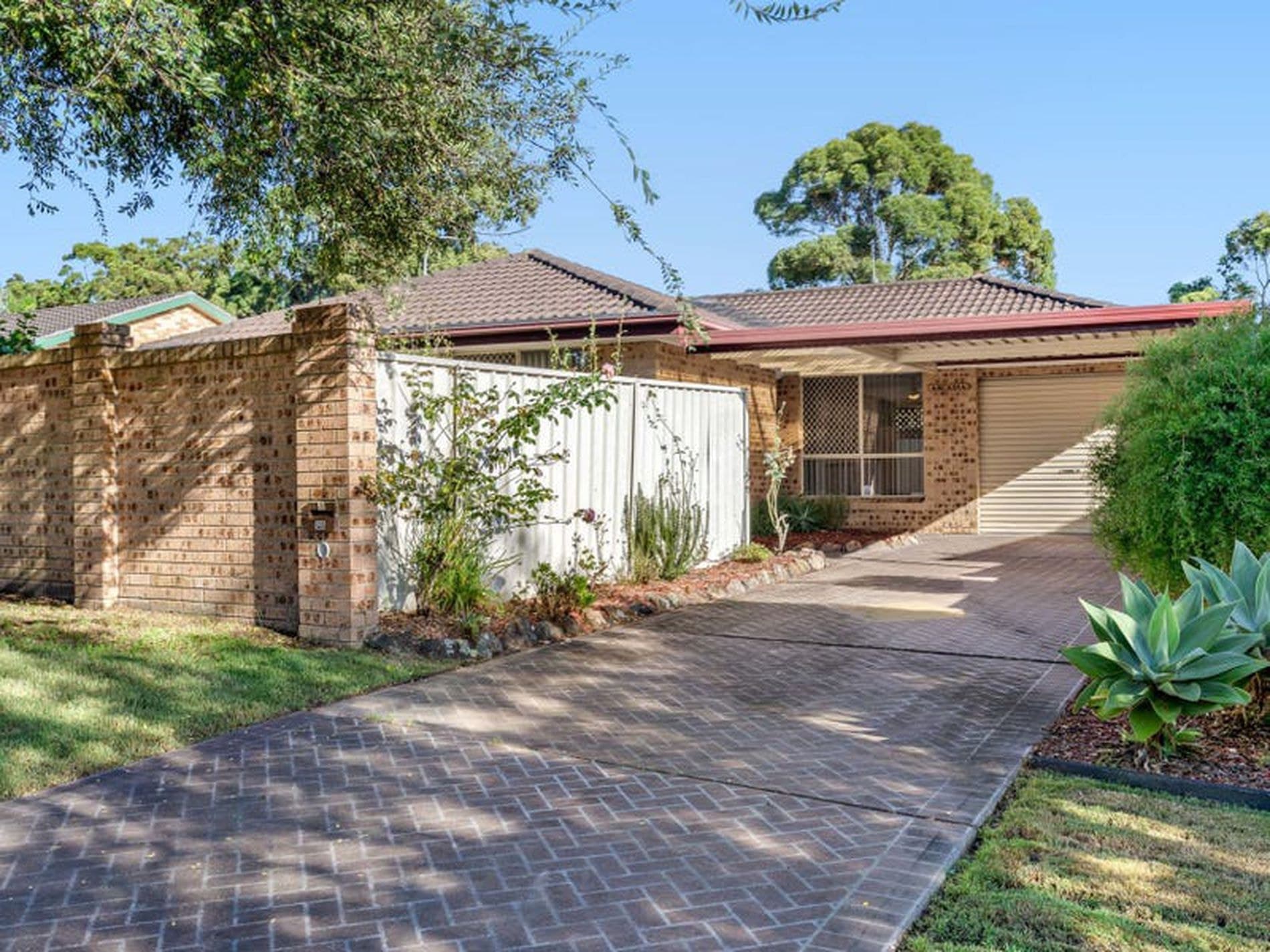 12A Bromley Court, Lake Haven - Image 1
