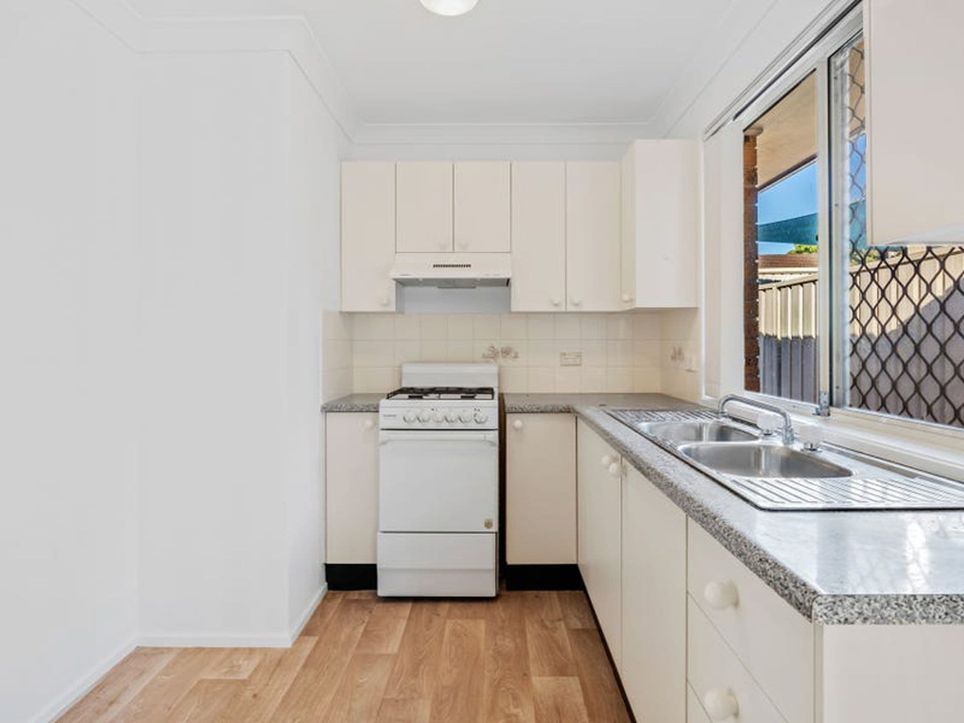 12A Bromley Court, Lake Haven - Thumbnail 3